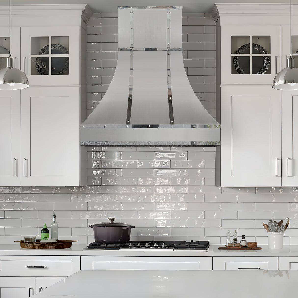 USA Modern Stainless Steel Custom Range Hood with Polished Straps URHS-198